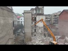 يُستخدم ذراع الرافعة الطويل الذي يبلغ طوله 15 مترًا في Hyundai 150 لهدم المباني.